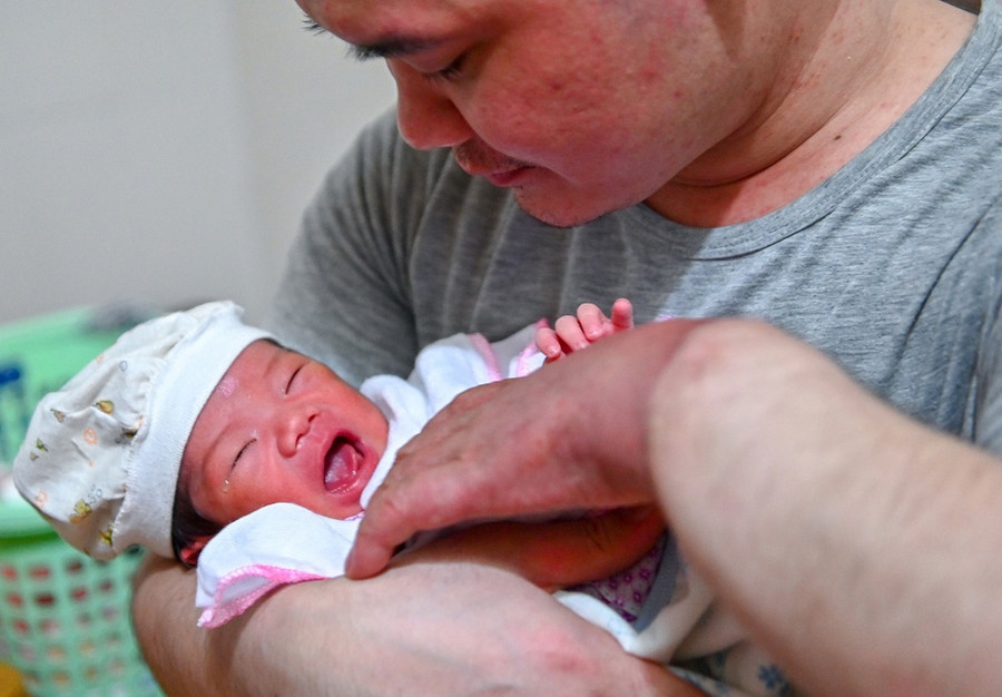 Anh đã có thể giúp vợ bế ẵm con nhỏ. Cuộc sống mới của người đàn ông Việt Nam đầu tiên được ghép tay -0