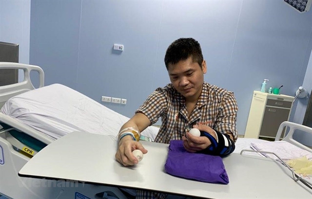 Đôi bàn tay ngỡ như trong mơ của Vương. Cuộc sống mới của người đàn ông Việt Nam đầu tiên được ghép tay -0