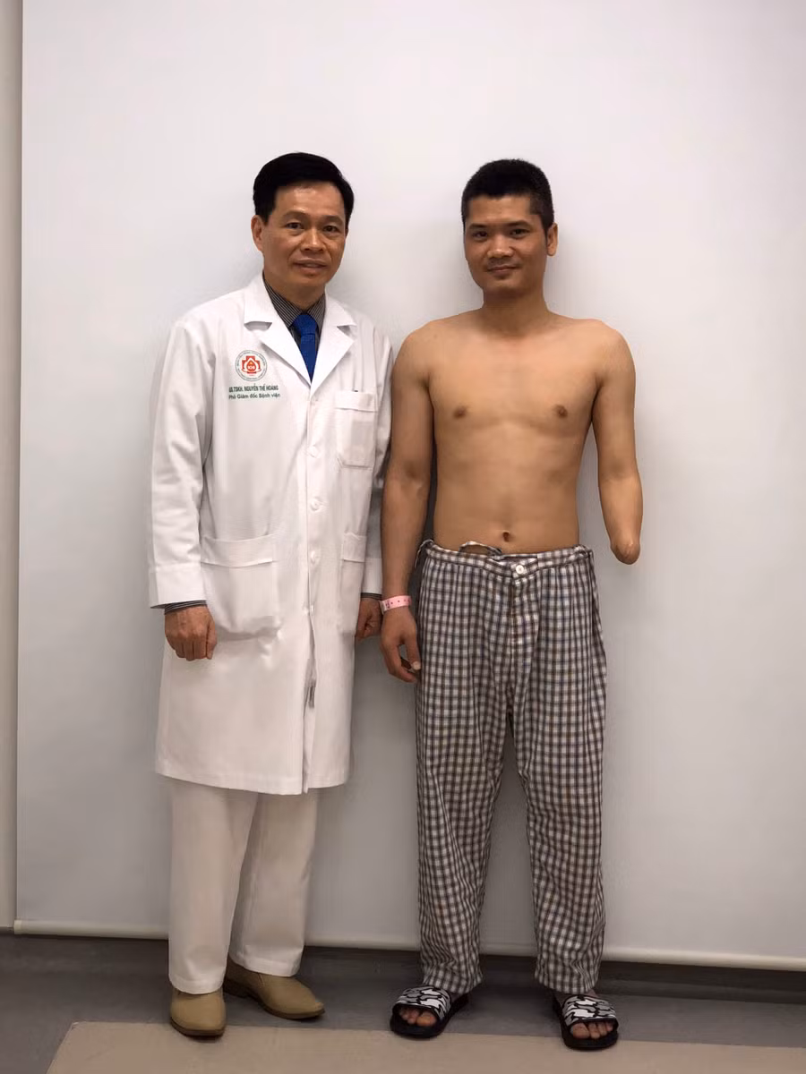 Cuộc sống mới của người đàn ông Việt Nam đầu tiên được ghép tay -0