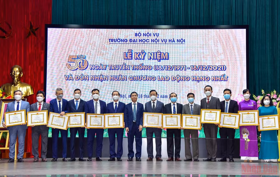 Lễ kỷ niệm 50 năm ngày truyền thống trường Đại học Nôi vụ Hà Nội và đón nhận Huân chương Lao động hạng Nhất -6