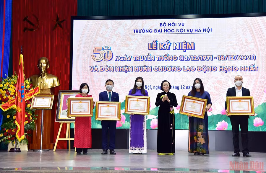 Lễ kỷ niệm 50 năm ngày truyền thống trường Đại học Nôi vụ Hà Nội và đón nhận Huân chương Lao động hạng Nhất -9