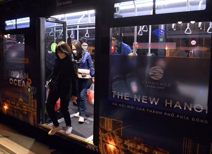 Người dân thủ đô háo hức khám phá xe buýt không khói đầu tiên ở Việt Nam - 10