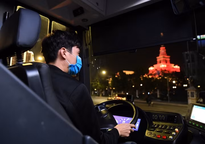 Người dân thủ đô háo hức khám phá xe buýt không khói đầu tiên ở Việt Nam - 9