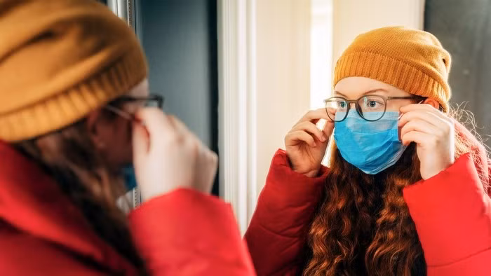 7 mẹo hay giúp bạn không bị mờ kính khi đeo khẩu trang - 1