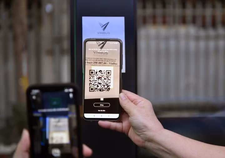 Người dân thủ đô háo hức khám phá xe buýt không khói đầu tiên ở Việt Nam - 3