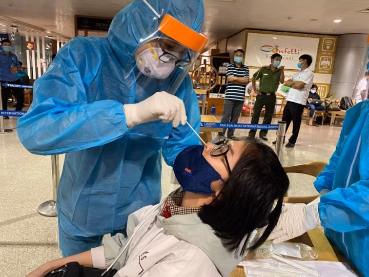 TP.HCM kiểm soát được chuỗi lây nhiễm liên quan sân bay Tân Sơn Nhất - 1