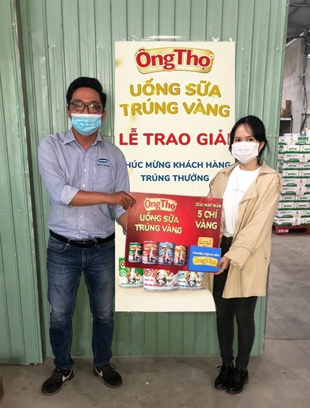 Bình thường mới, người tiêu dùng nhân đôi niềm vui khi bất ngờ trúng 1 lượng vàng từ chương trình “Uống sữa Ông Thọ, trúng vàng” Niềm vui bất ngờ đến với chị Hồng Nhung (Phú Lộc, Thừa Thiên Huế) khi nhận giải may mắn - 5 chỉ vàng - Ảnh: Vinamilk