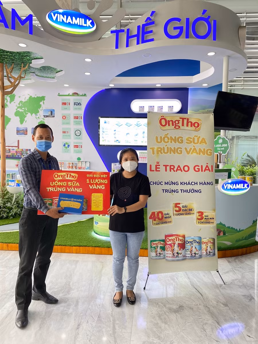 Chị Thu Thảo (Quận Bình Tân, TP.HCM), một trong những khách hàng may mắn “rinh” giải đặc biệt - 1 lượng vàng - Ảnh: Vinamilk