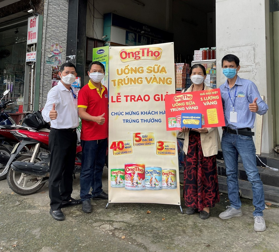 Bình thường mới, người tiêu dùng nhân đôi niềm vui khi bất ngờ trúng 1 lượng vàng từ chương trình “Uống sữa Ông Thọ, trúng vàng” Chị Ngọc Nguyệt (Biên Hòa, Đồng Nai) cũng vui mừng nhận giải đặc biệt - 1 lượng vàng - Ảnh: Vinamilk