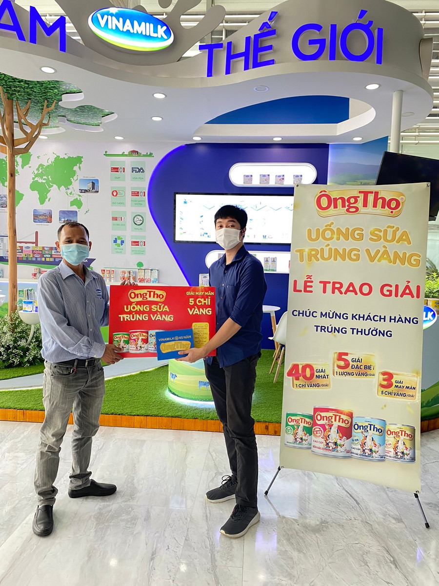 Bình thường mới, người tiêu dùng nhân đôi niềm vui khi bất ngờ trúng 1 lượng vàng từ chương trình “Uống sữa Ông Thọ, trúng vàng” Anh Công Luận (Quận 1, TP.HCM) nhận giải may mắn - 5 chỉ vàng - Ảnh: Vinamilk