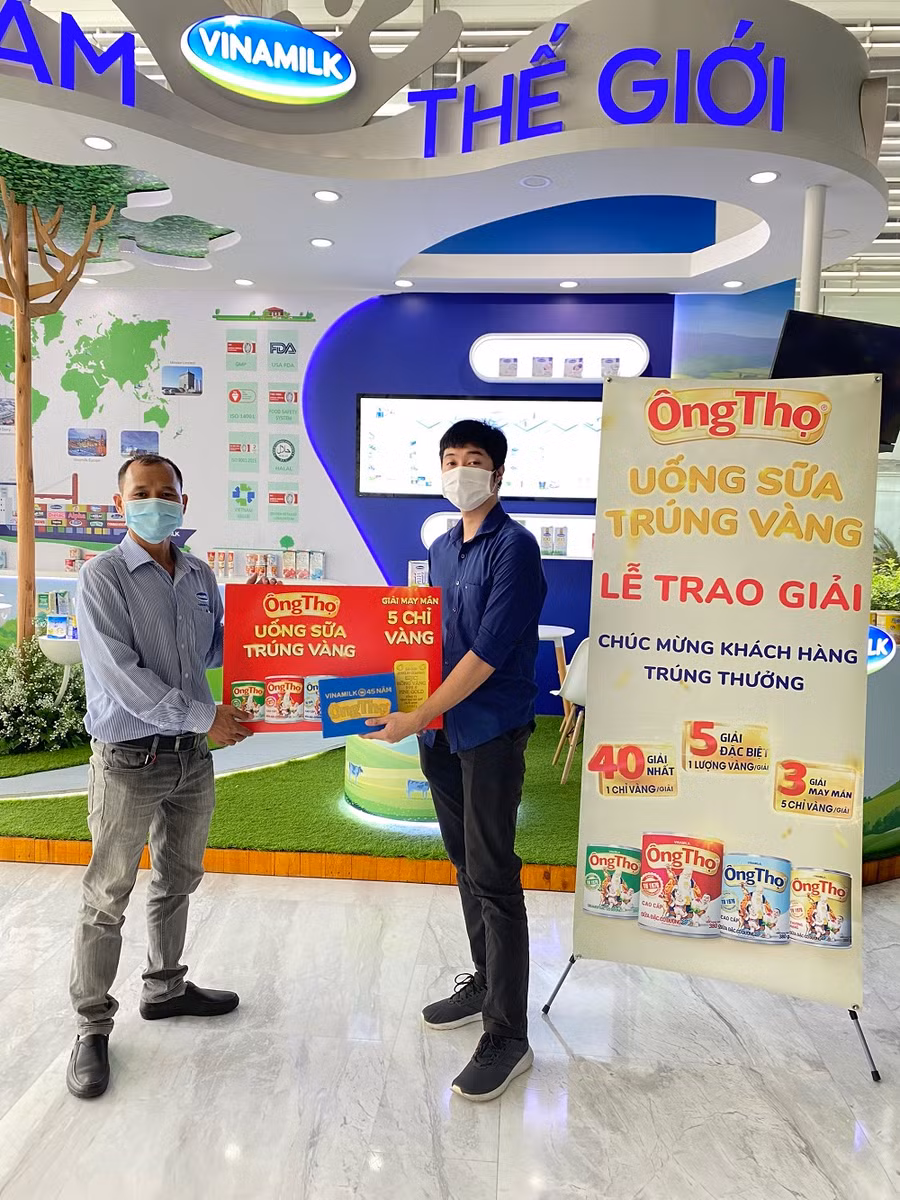 Anh Công Luận (Quận 1, TP.HCM) nhận giải may mắn - 5 chỉ vàng - Ảnh: Vinamilk