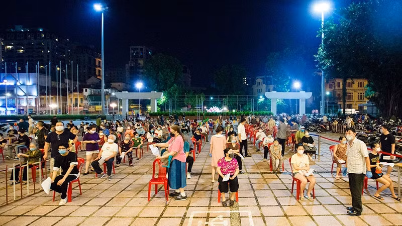 Việt Nam từ nước tiếp cận vaccine COVID-19 tương đối chậm trở thành quốc gia tiêm chủng nhanh hàng đầu thế giới, tốc độ tiêm trong tháng 11 đứng thứ 3 thế giới. Chiến dịch tiêm chủng thần tốc đang tiếp tục được đẩy mạnh với mục tiêu chậm nhất ngày 31/12/2021 phải hoàn thành việc tiêm mũi 2 cho người từ 18 tuổi trở lên