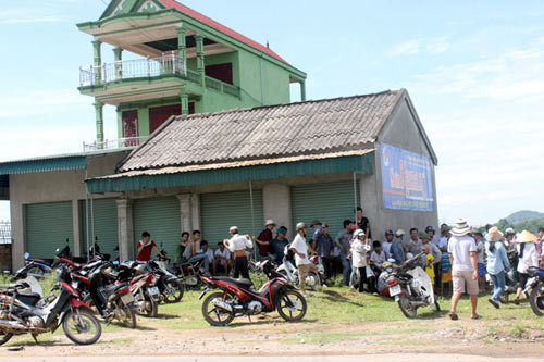 Người dân địa phương tụ tập theo dõi vụ việc.