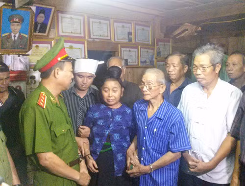 Thượng tướng Lê Quý Vương thăm hỏi gia đình Đại úy Chiêm. Ảnh: Thái Sơn