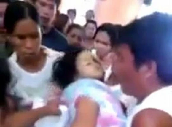 Bé 3 tuổi đột nhiên sống lại trong đám tang của mình