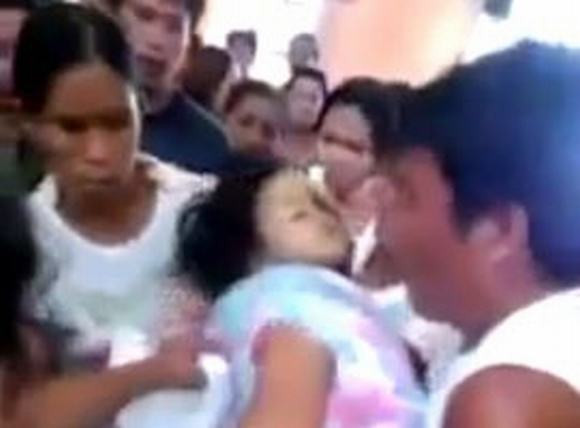 Bé 3 tuổi đột nhiên sống lại trong đám tang của mình
