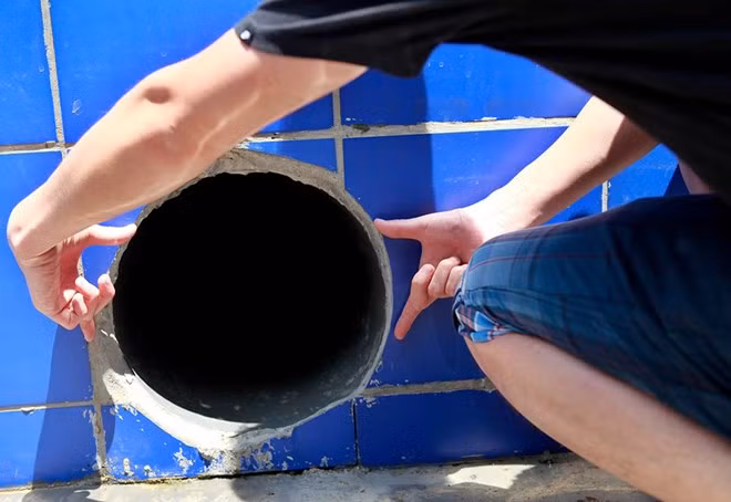 Đoạn đường ống có đường kính lên tới hơn 30cm nhưng không có màng chắn (Nguồn: CCTV)