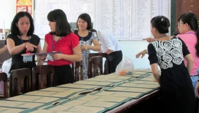 Cán bộ thực hiện công tác tuyển sinh ĐH, CĐ 2014. Ảnh: Dương Mai