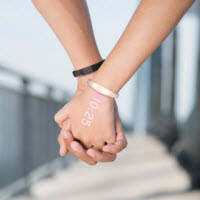 Đồng hồ thông minh hiện thông báo trên bàn tay.