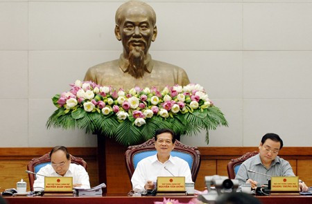 Thủ tướng Nguyễn Tấn Dũng và các Phó Thủ tướng: Nguyễn Xuân Phúc, Hoàng Trung Hải tại phiên họp Chính phủ tháng 6/2014. Ảnh: VGP/Nhật Bắc