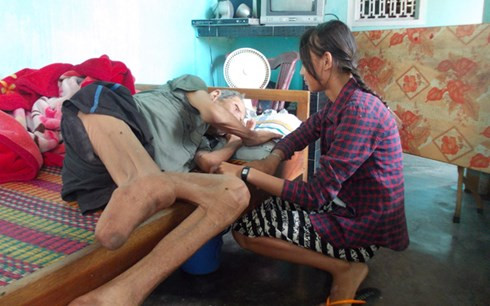 Em Phượng chăm sóc ông nội.