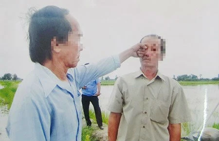 2 ông già vẫn hăng máu đánh nhau