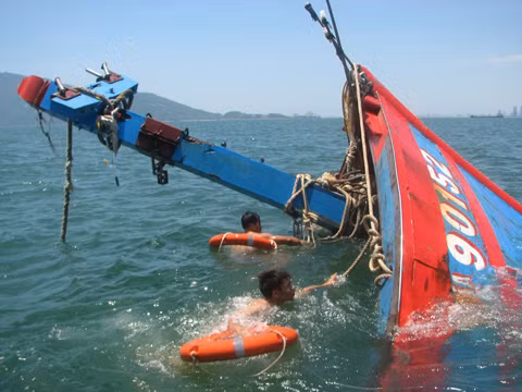 Một chiếc tàu của ngư dân bị chìm khi đánh bắt cá. Ảnh minh họa: Vũ Trung