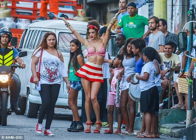 Thiên thần nội y sexy gây náo loạn Rio de Janeiro