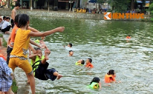 Trẻ tắm ở hồ Long Trì (Quốc Oai, Hà Nội). Ảnh: Tiến Dũng.