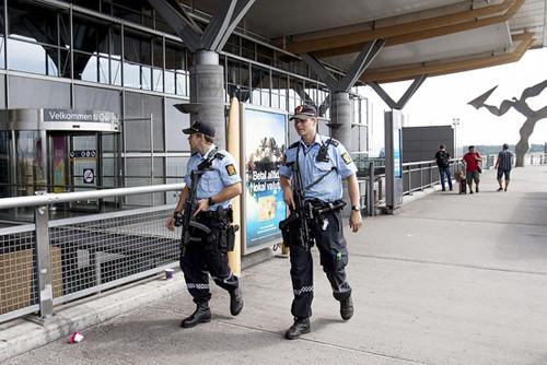 Cảnh sát có vũ trang tuần tra ở sân bay thành phố Oslo. Ảnh: Reuters