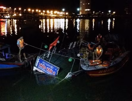 Lực lượng chức năng đang cố gắng kéo chiếc thuyền bị chìm vào bờ