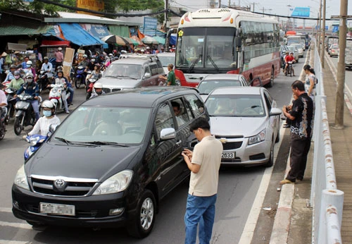 4 ôtô đâm liên hoàn, cửa ngõ TP HCM ùn tắc