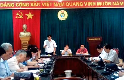 Ông Đỗ Huy Chiến (đứng), Phó Chủ tịch UBND quận Long Biên tại cuộc giao ban báo chí chiều 22/7.