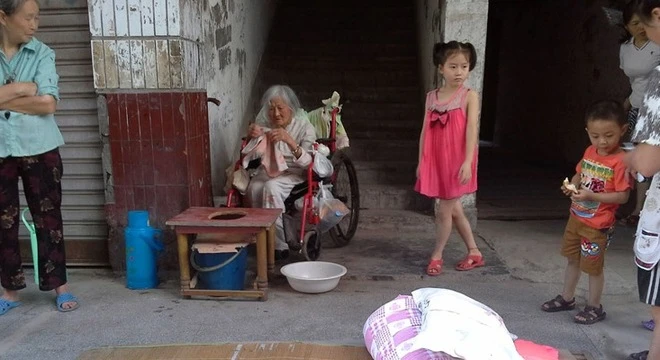 Bà Dương và những người hàng xóm