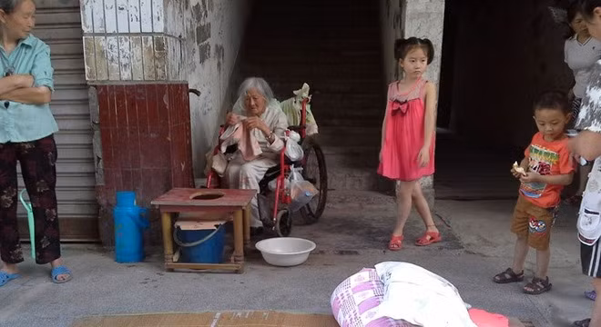 Bà Dương và những người hàng xóm