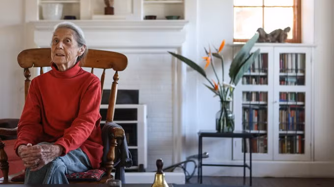 Nhà văn Nadine Gordimer ở nhà riêng tại Johannesburgo (Nam Phi). Ảnh: El Páis