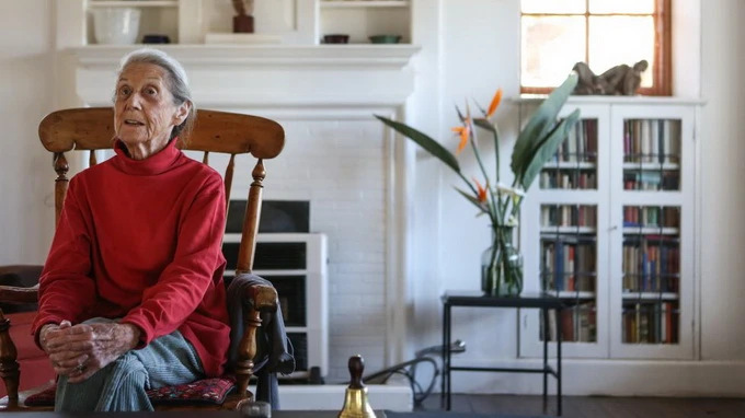 Nhà văn Nadine Gordimer ở nhà riêng tại Johannesburgo (Nam Phi). Ảnh: El Páis