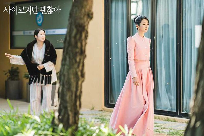 8 bộ trang phục trong “Điên Thì Có Sao” giúp Seo Ye Ji trở thành biểu tượng thời trang mới ảnh 22 8 bộ trang phục trong Điên Thì Có Sao giúp Seo Ye Ji trở thành biểu tượng thời trang mới - ảnh 22