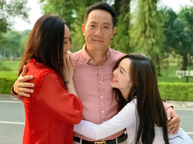 Diễn viên Quỳnh Kool trải lòng về bộ phim "Đừng bắt em phải quên". Cô viết: "Con nhớ bố mẹ và yêu bố mẹ rất nhiều... Bố mẹ đã chỉ dạy con rất nhiều điều trong phim và giúp con rất nhiều trong vai diễn lần này. Con biết ơn bố mẹ nhiều lắm. Những nghệ sĩ gạo cội mà con đã từng mơ ước sẽ có 1 ngày được đứng chung khung hình...". Diễn viên Quỳnh Kool trải lòng về bộ phim "Đừng bắt em phải quên". Cô viết: "Con nhớ bố mẹ và yêu bố mẹ rất nhiều... Bố mẹ đã chỉ dạy con rất nhiều điều trong phim và giúp con rất nhiều trong vai diễn lần này. Con biết ơn bố mẹ nhiều lắm. Những nghệ sĩ gạo cội mà con đã từng mơ ước sẽ có 1 ngày được đứng chung khung hình...".