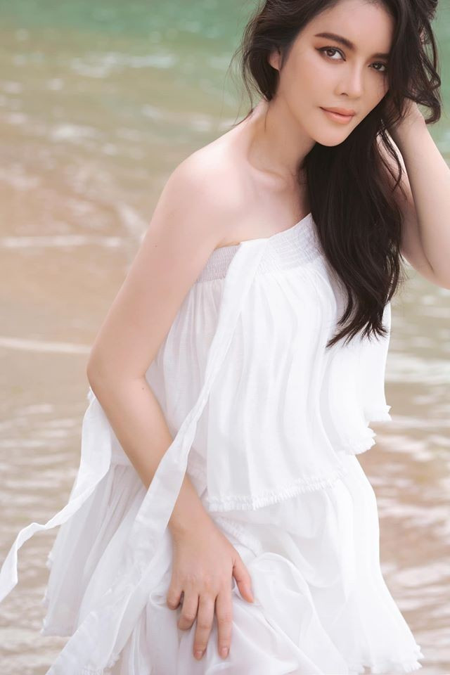 Lý Nhà Kỳ đốn tim fans bằng loạt ảnh đi biển diện váy trắng mong manh hở vai trần quyến rũ. Lý Nhà Kỳ đốn tim fans bằng loạt ảnh đi biển diện váy trắng mong manh hở vai trần quyến rũ.
