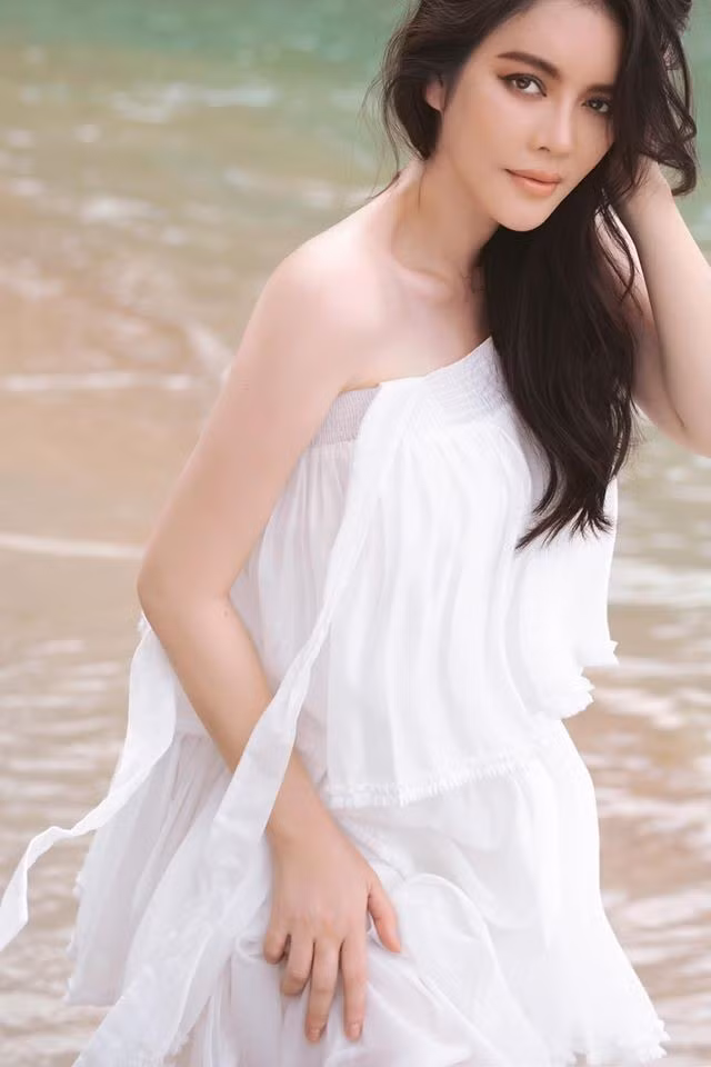 Lý Nhà Kỳ đốn tim fans bằng loạt ảnh đi biển diện váy trắng mong manh hở vai trần quyến rũ.