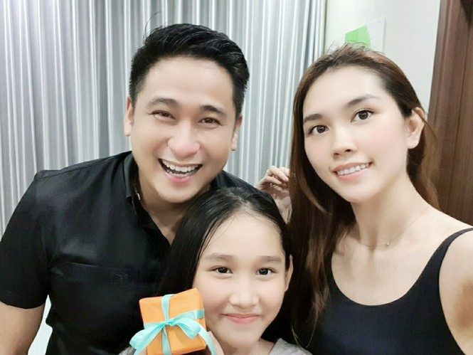 Diễn viên Minh Tiệp hạnh phúc chia sẻ ngày sinh nhật bất ngờ được nhận quà "khủng" từ con gái rượu: "Sáng sớm đi làm con gái rụi mắt bước ra: "Chúc mừng sinh nhật bố ạ, con đã xin tiền mẹ để mua tặng bố món quà mà con tin chắc bố thích ạ, con mất cả tối để ngồi gấp hộp quà cho bố đó. Cảm ơn con, bố rất thích. Thương nhất là cả đêm không ngủ, suýt bị nhắc nhở (thì ra là ngồi gấp hộp quà). Cảm ơn con vì con đã hiểu sở thích của bố, cảm ơn con vì đã mất cả đêm chỉ để làm cái hộp cho bố, cảm ơn mẹ đã sinh ra con cho bố... bố yêu hai mẹ con". Diễn viên Minh Tiệp hạnh phúc chia sẻ ngày sinh nhật bất ngờ được nhận quà "khủng" từ con gái rượu: "Sáng sớm đi làm con gái rụi mắt bước ra: "Chúc mừng sinh nhật bố ạ, con đã xin tiền mẹ để mua tặng bố món quà mà con tin chắc bố thích ạ, con mất cả tối để ngồi gấp hộp quà cho bố đó. Cảm ơn con, bố rất thích. Thương nhất là cả đêm không ngủ, suýt bị nhắc nhở (thì ra là ngồi gấp hộp quà). Cảm ơn con vì con đã hiểu sở thích của bố, cảm ơn con vì đã mất cả đêm chỉ để làm cái hộp cho bố, cảm ơn mẹ đã sinh ra con cho bố... bố yêu hai mẹ con".