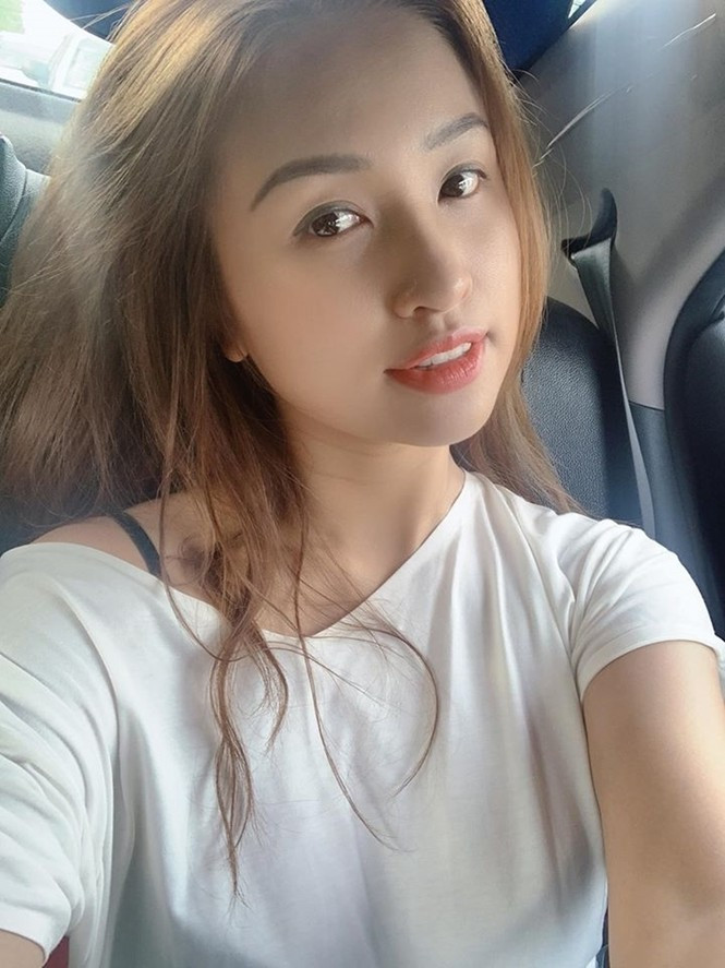 Vân Hugo tâm sự về ngày dài quay phim "Nhìn những chiếc áo ướt đẫm mồ hôi, những chiếc máy quay trĩu nặng, đèn đóm khắp nơi, không ai có thể hình dung sau một ngày quay về mọi người lấy đâu ra sức lực để sáng sớm hôm sau lại cần mẫn tiếp tục". Vân Hugo tâm sự về ngày dài quay phim "Nhìn những chiếc áo ướt đẫm mồ hôi, những chiếc máy quay trĩu nặng, đèn đóm khắp nơi, không ai có thể hình dung sau một ngày quay về mọi người lấy đâu ra sức lực để sáng sớm hôm sau lại cần mẫn tiếp tục".