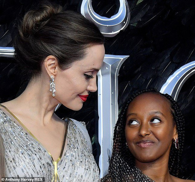 Mới đây, nữ diễn viên Angelina Jolie đã gọi cô con gái nuôi người Ethiopia - Zahara (15 tuổi) là “một cô gái Châu Phi phi thường”, một người con mà Angelina “đã học được rất nhiều từ đó”. Mới đây, nữ diễn viên Angelina Jolie đã gọi cô con gái nuôi người Ethiopia - Zahara (15 tuổi) là “một cô gái Châu Phi phi thường”, một người con mà Angelina “đã học được rất nhiều từ đó”.