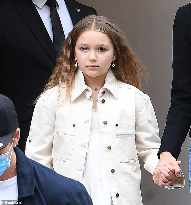 Con gái rượu của Beckham trở thành tâm điểm với mái tóc xoăn, dập xù và gương mặt trang điểm. Con gái rượu của Beckham trở thành tâm điểm với mái tóc xoăn, dập xù và gương mặt trang điểm.
