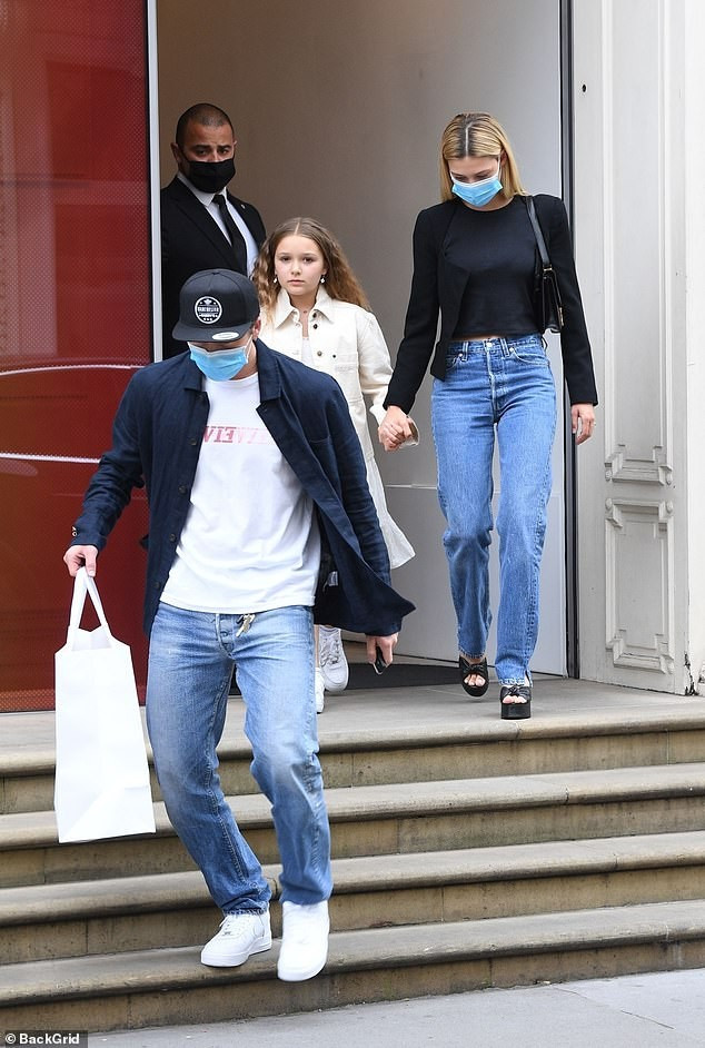 Bé Harper Beckham cũng đi cùng anh trai và chị dâu tương lai. Cô bé 9 tuổi thân thiết nắm tay Nicola. Bé Harper Beckham cũng đi cùng anh trai và chị dâu tương lai. Cô bé 9 tuổi thân thiết nắm tay Nicola.
