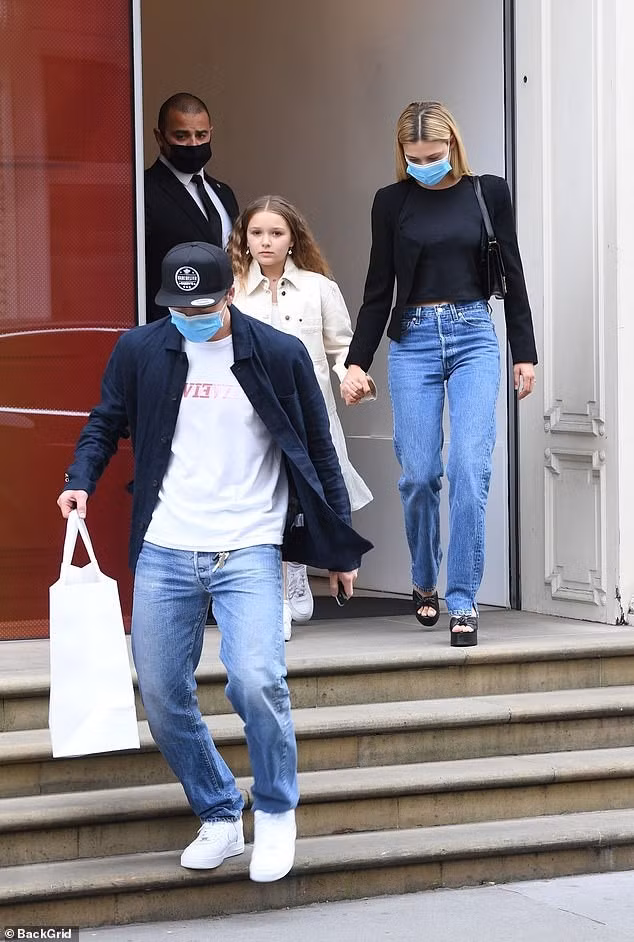 Bé Harper Beckham cũng đi cùng anh trai và chị dâu tương lai. Cô bé 9 tuổi thân thiết nắm tay Nicola.