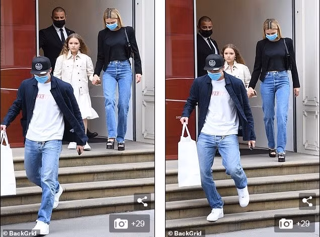 Cả Brooklyn, vị hôn thê và vệ sĩ đều đeo khẩu trang kín mít, trong khi bé Harper để mặt trần.