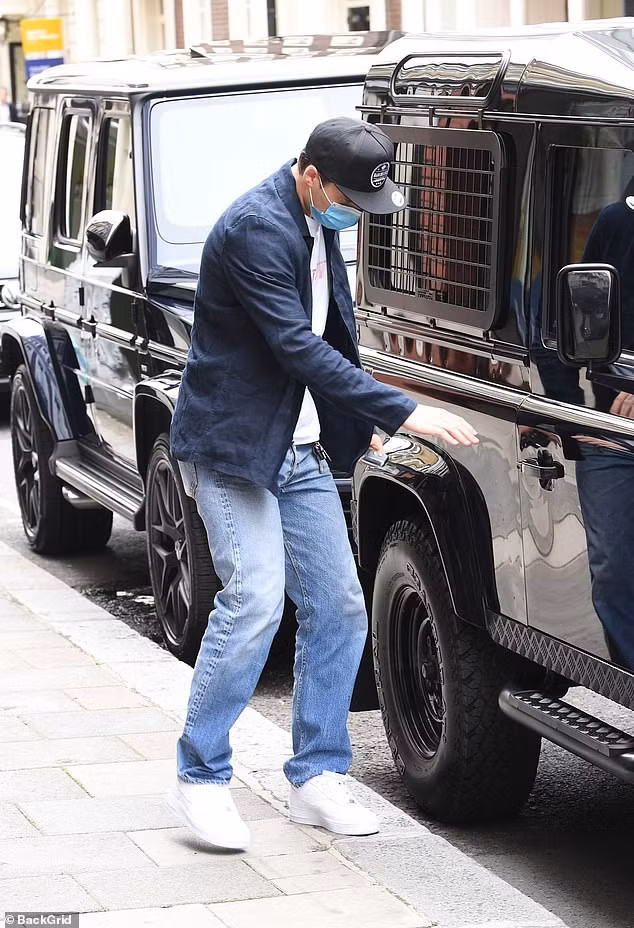 Brooklyn mặc đồ khá "ton-sur-ton" với vợ tương lai, gồm áo thun, quần jean, áo khoác ngoài, mũ lưỡi trai và giày thể thao, trông trẻ trung, thoải mái mà vẫn lịch sự.