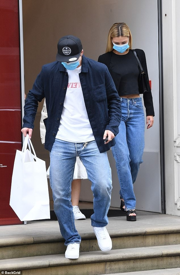 Hôm 29/7 (giờ địa phương), Brooklyn Beckham dẫn vị hôn thê Nicola Peltz đến mua sắm tại cửa hàng của mẹ Victoria tại London, Anh. Hôm 29/7 (giờ địa phương), Brooklyn Beckham dẫn vị hôn thê Nicola Peltz đến mua sắm tại cửa hàng của mẹ Victoria tại London, Anh.
